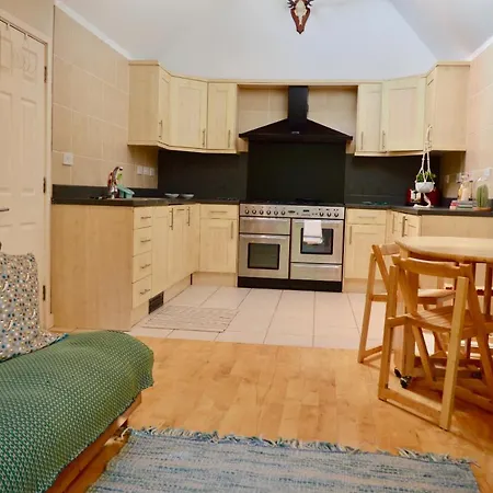 Апартаменты Contemporary 2 Bedroom In City Centre *