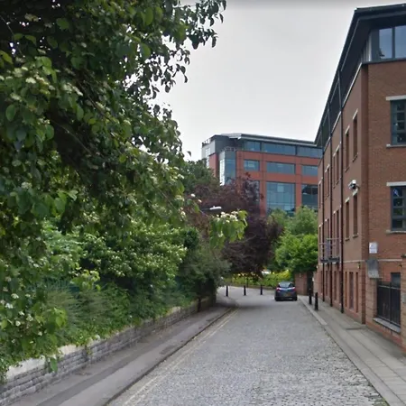 Апартаменты Contemporary 2 Bedroom In City Centre *